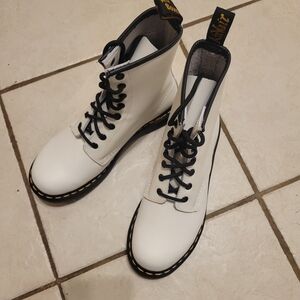 DR MARTENS BOOTS SIZE 8 BRAND NEW